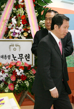 열린우리당은 창당 3주년(11일)을 하루 앞둔 10일 서울 영등포 중앙당사에서 창당 3주년 기념식을 열었다. 기념식에는 140 명의 소속 의원 중 50여 명만 참석했고 축하화환은 4개뿐이었다. 김근태 의장이 기념사를 하기 위해 연단에 오르고 있다. 연합뉴스