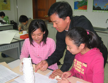 서울 양천구 신정동 장수초등학교 장영실반에서 차형석 교사가 학생들에게 첨성대의 건축 원리를 설명하고 있다. 신수정 기자