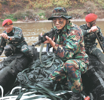 공군 CCT 대원들이 6일 경남 의령군 낙동강 지류 개활지에서 보급물자 공중투하 훈련 중 강물에 빠진 일부 물자를 보트로 인양해 뭍으로 나오고 있다.