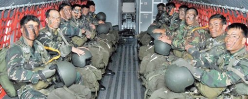 CCT 대원들이 6일 CN-235 수송기에서 강하를 기다리고 있다. 사진 제공 공군