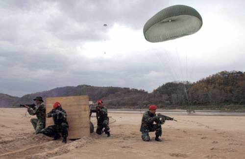 공군 CCT 대원들이 6일 경남 의령군의 낙동강 지류변 개활지에서 보급물자 공중투하 훈련을 하고 있다. 사진 제공 공군