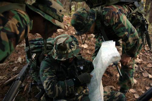 공군 CCT 대원들이 6일 경남 의령의 한 야산에서 독도법으로 침투 지역을 찾고 있다. 사진 제공 공군