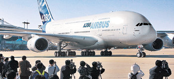 세계에서 가장 큰 여객기인 ‘A380’이 15일 인천국제공항에 도착했다. 유럽 항공기 제작업체인 에어버스 15일 오후 2시 인천국제공항에 어마어마한 가 만든 이 여객기는 내부에 헬스클럽까지 갖춰 ‘날아다니는 호텔’로 불린다. 인천=강병기 기자