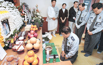 15일 발생한 주택가 가스폭발 사고 현장에서 구조 활동을 벌이다 금정소방서 서동소방파출소 서병길 소방장이 정년퇴임을 한 달여 앞두고 숨졌다. 빈소가 마련된 침례병원 영안실에 동료 소방관들의 조문이 이어지고 있다. 부산=최재호 기자