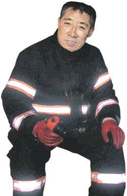 서병길 소방장이 지난해 12월 19일 부산 금정구 회동동의 한 신발공장에서 난 불을 끈 뒤 휴식을 취하고 있다. 사진 제공 금정소방서