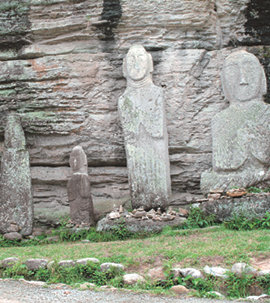 불상이냐, 사람의 모습을 조각한 석상이냐의 논란의 핵심에 있는 석불군. 주존불(오른쪽) 왼쪽에 입상들이 서 있는데 표정과 차림새가 모두 다르다.