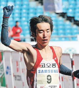 마라톤 지영준 지영준의 개인 최고기록은 2시간 8분 43초로 국내 현역 랭킹 3위. 그는 김원탁(1990년 베이징) 황영조(1994년 히로시마) 이봉주(1998년 방콕, 2002년 부산)로 이어진 아시아경기 마라톤 우승 계보를 이을 한국 마라톤의 기대주다.