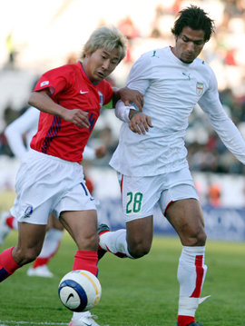 “그만 따라붙어” 한국대표팀의 이천수(왼쪽)가 이란의 후세인 사데기와 볼을 다투고 있다. 이천수는 전반 종료 직전 날카로운 프리킥을 날렸으나 상대 골키퍼의 선방으로 득점하지 못했다. 테헤란=연합뉴스