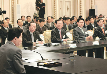 노무현 대통령은 15일 청와대 영빈관에서 2012년 여수세계박람회 유치 추진 현황을 보고받았다. 이날 행사에는 재계에서 40여 명이 초청받았으나 주요 경제단체장을 포함해 기업의 최고경영자(CEO)가 상당수 불참했다. 석동률  기자