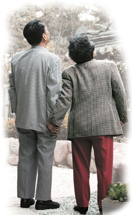 한국의 부부는 50대가 되어서야 비로소 서로의 가치를 안다. 남은 인생의 가장 오랜 동반자가 될 존재는 남편 혹은 아내라는 것을 알게 되는 것이다. 그러나 여전히 돈이 있으면 배우자에게 투자하는 것이 아니라 자식에게 주겠다고 하는 이율배반에 사로잡혀 있다. 동아일보 자료 사진