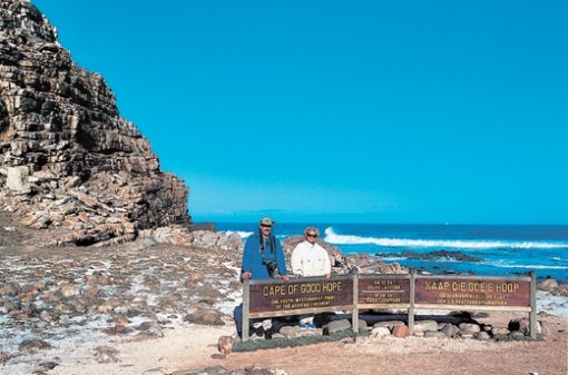 아프리카 대륙의 서남단인 희망곶(Cape of Good Hope)을 표시하는 이정표. ‘남위 34도 21분 25초, 동경 18도 28분 26초’라고 영어와 아프리칸스(토속어)로 씌어 있다. 케이프타운=조성하 여행전문기자