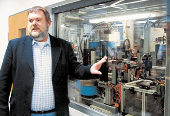 독일 부퍼탈 시에 있는 바이엘 연구소에서 한 연구원이 170만 건의 화학구조물을 저장한 ‘컴파운드 라이브러리’를 소개하고 있다. 부퍼탈=이권효 기자