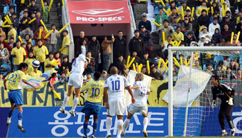 승부 가른 헤딩슛 성남 일화의 ‘꺽다리’ 우성용(왼쪽 22번)이 수원 삼성과의 프로축구 챔피언결정전 1차전에서 후반 43분 헤딩 결승골을 넣고 있다. 성남=연합뉴스