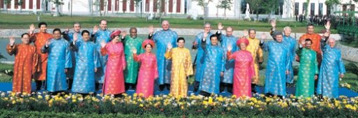 베트남 전통의상 입은 APEC 정상들 베트남 하노이에서 열린 아시아태평양경제협력체(APEC) 정상회의에 참석한 한국 미국 중국 일본 등 21개국 정상들이 19일 하노이 국제회의센터에서 베트남 전통 의상인 ‘아오자이’를 입고 기념 촬영을 하고 있다. 노무현 대통령(뒷줄 왼쪽 첫 번째)은 행운과 부를 상징하는 붉은색을 입었다. 하노이=석동률 기자