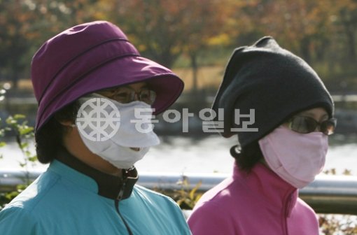 모자와 마스크로 완전무장한(?) 아줌마들이 일산호수 공원길을 걷고있다.