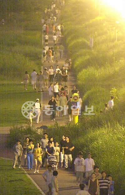 지난 여름 초저녁에 서울 강남구 양재천 길을 걷는 사람들. 김동주기자