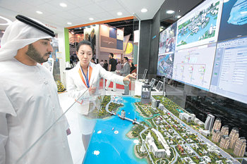 22일까지 아랍에미리트 두바이에서 열리는 ‘GITEX(지텍스) 2006’ 전시회에서 현지인 관람객이 KT의 유비쿼터스 도시 시스템에 대해 설명을 듣고 있다. 사진 제공 KT