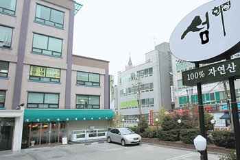 이강철 대통령정무특보가 청와대 근처에 횟집을 낸 데 이어 최근 서울 강남구 역삼동에 똑같은 이름으로 두 번째 횟집을 차렸다. 21일 오후 점심식사 시간이 지나서인지 횟집 앞 주차장이 휑하게 비어 있다. 김재명  기자