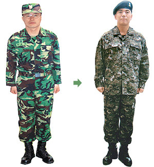 육군 복장의 디자인과 색상, 무늬가 올해 말부터 크게 바뀐다. 왼쪽이 국방색 얼룩무늬 전투복이며 오른쪽이 위장막 형태의 조밀한 무늬로 된 새 전투복이다. 모자도 베레모로 바뀐다. 사진 제공 육군