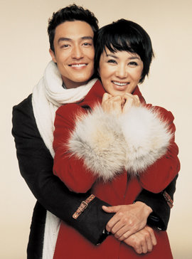 12월 7일 개봉하는 영화 ‘미스터 로빈 꼬시기’의 주인공 엄정화(오른쪽)와 다니엘 헤니. 사진 제공 싸이더스FNH