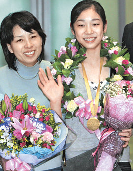 “내달 그랑프리 파이널도 기대하세요” 국내 피겨스케이팅 사상 처음으로 시니어 무대에서 금메달을 따낸 김연아(오른쪽)가 인천공항을 통해 입국한 뒤 어머니 박미희 씨와 함께 환하게 웃으며 인사하고 있다. 인천=연합뉴스