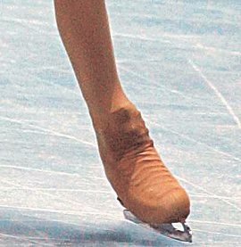 이번 대회를 앞두고 발에 맞지 않아 급하게 바꿔 신은 김연아의 오른쪽 스케이트화.