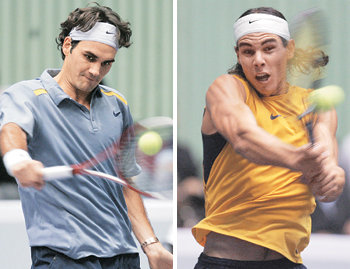 21일 열린 친선경기에서 테니스 세계랭킹 1위 ‘황제’ 로저 페데러(왼쪽)가 강력한 오른손 백핸드로 라파엘 나달의 공격을 막아내고 있다. 세계 2위 ‘왼손 천재’ 나달은 폭발적인 왼손 포핸드로 페데러에게 맞서고 있다. 김재명 기자