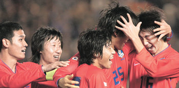 골 넣은 기쁨도 30분간 전반 46분 페널티 지역에서 일본 수비 3명을 제친 뒤 오른발 슈팅으로 한국의 선제골을 뽑아낸 양동현(25번)이 동료들을 얼싸안은 채 기뻐하고 있다. 도쿄=연합뉴스