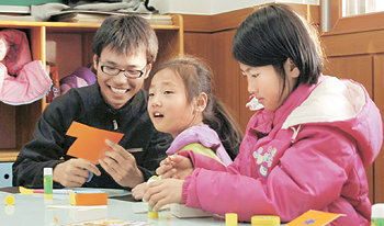 남도현 씨가 20일 강원 춘천시 월드비전 복지관 ‘방과 후 공부방’에서 미술시간 도우미로 나서 학생들을 돕고 있다. 사진 제공 월드비전