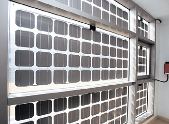 대전 대덕연구단지 내 대림산업 시험동의 ‘창호 부착식 태양광 발전시스템’. 미래형 에너지 절약주택인 ‘패시브 하우스’에 쓰인다. 사진 제공 대림산업