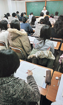 “지방에서 왔어요”  22일 오후 서울 강남구 대치동의 한 논술학원에서 수험생들이 논술 강의를 듣고 있다. 이 학원에는 지방에서 논술 원정을 온 학생이 전체 수강생의 60%에 이른다. 김재명 기자