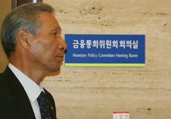 한국은행 이성태 총재가 23일 시중은행의 예금 지급준비율을 인상하는 안건을 상정.논의할 것으로 알려진 정례 금융통화위원회 회의에 참석하고 있다. [연합]