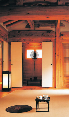 문화유산지킴이 단체인 ‘아름지기’ 사옥. 서울 종로구 안국동의 34평 땅에 아담하게 들어선 이 작은 한옥에는 벽장 화장실 부엌 다용도실 등 쓸모 있는 공간이 알차게 있어 편리한 한옥 생활이 가능함을 알려 준다. 거실엔 통유리를 달아 건너편 대청마루 창을 통해 울타리 대나무까지 훤히 내다볼 수 있다. 사진 제공 이종근 씨