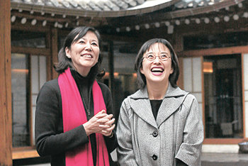 한국 문화의 매력을 해외에 알리는 작업을 계속하겠다는 일본인 마샤 이와다테 씨(왼쪽)와 김은수 씨. 이종승 기자