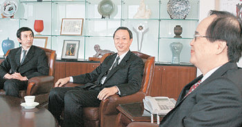 일본 아사히신문 아키야마 고타로 사장(가운데)과 소토오카 히데토시 편집국장(왼쪽)이 23일 본사를 방문해 김학준 사장과 양국의 신문산업 발전방향 및 양사의 협력 방안에 대해 논의하고 있다. 이종승 기자