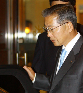 착잡강정원 국민은행장이 23일 오후 론스타의 외환은행 매각계약 파기와 관련해 기자회견을 한 뒤 서울 여의도 국민은행 본점을 나서고 있다. 연합뉴스