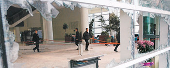 난장판 된 광주시 청사23일 광주시청의 로비 유리창 대부분이 전날의 폭력시위로 깨져 있다. 광주시청은 피해 조사를 위해 현장을 그대로 보존하고 있다. 광주=박영철  기자