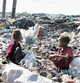 16일 오후 케냐 나이로비의 고로고초 지역. 거대한 쓰레기장인 이곳에서는 본드와 마약에 취한 청소년들, 쓰레기 더미를 뒤지며 버려진 음식을 찾는 어린아이 등을 쉽게 발견할 수 있다.