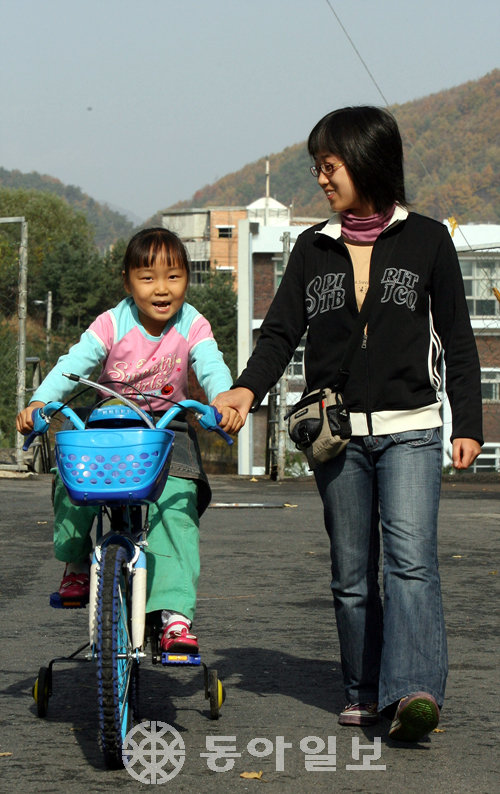 일요일 오후,  엄마 대신 자신과 놀아주는 영주언니가 있어 즐거운 혜민이