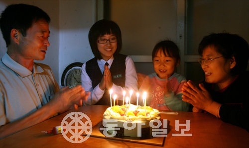 혜민이의 생일축하 케잌에 촛불을 켜놓고 가족이 모두 모였다.달랑 케익 하나밖에 준비한게 없는 조촐한 생일파티이지만 가족과 함께 하기에 행복하다.