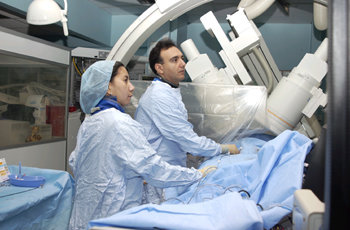 영국 런던 로열 브롬프턴 & 헤어필드 병원 외과의사 비아스 마키데스 씨(오른쪽)가 심장 관상동맥에 ‘스텐트’라는 철사 그물 튜브를 삽입해 혈관이 막히는 것을 방지하는 수술을 하고 있다. 사진 제공 로열 브롬프턴 & 헤어필드 병원