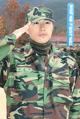 7주간의 기본군사훈련을 마친 ‘테란의 황제’ 임요환 씨가 24일 오후 경남 진주시 공군교육사령부 연병장에서 열린 수료식에서 경례를 하고 있다. 진주=연합뉴스