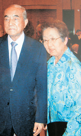 나카소네 前총리 미수연에서나카소네 야스히로 전 일본 총리(왼쪽)의 88세 생일을 기념하는 모임에서 함께 포즈를 취한 김정숙 전 교수.