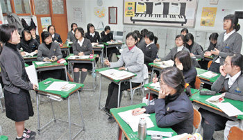 22일 오후 서울 상명대부속여고 2학년 ‘독서토론과 논술반’ 수업. 경영서 ‘CEO는 낙타와도 협상한다’를 읽고 난 학생들이 박소연 양(왼쪽 서 있는 학생)의 사회로 열띤 토론을 벌이고 있다. 가운데 앉아 있는 사람이 권희정 교사. 안철민 기자