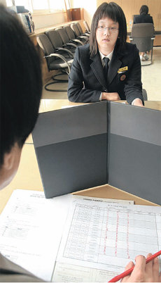 2007학년도 외국어고 신입생 선발시험에서는 구술면접과 학업적성 검사가 당락에 큰 영향을 미친 것으로 나타났다. 논리적 문장에 대한 이해력을 기르고 다양한 문제를 수시로 접해 보는 것이 필요하다. 동아일보 자료 사진