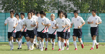 도하 아시아경기대회에 출전하는 한국축구대표팀이 27일 카타르 도하에 도착한 뒤 알가라파스포츠클럽에서 첫 훈련을 하며 결전에 대비하고 있다. 도하=강병기  기자