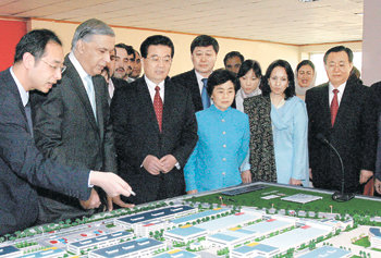 후진타오 파키스탄 방문  인도 파키스탄을 순방 중인 후진타오 중국 국가주석(왼쪽에서 세 번째)이 26일 샤우카트 아지즈 파키스탄 총리(왼쪽 두 번째)와 함께 ‘하이얼-루바’ 공단 준공식에 참석했다. ‘하이얼-루바’는 중국이 해외에 설립하는 8개 공업단지 가운데 첫 번째 공단. 양국은 24일 자유무역협정(FTA)도 체결했다. 라호르=신화 연합뉴스