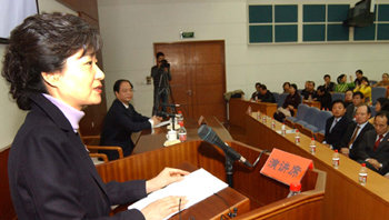 베이징에서… 박근혜 전 한나라당 대표(왼쪽)가 27일 베이징에 있는 중국공산당학교에서 중국 고위 공무원들을 대상으로 ‘새마을운동의 경험과 한중 공영의 과제’라는 주제로 강연하고 있다. 베이징=국회사진기자단