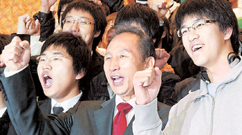 부산에서… 이명박 전 서울시장(가운데)이 27일 부산 연제구 거제1동 국제신문사 강당에서 열린 ‘명사와 함께하는 고3 문화교실’ 특별강연을 마친 뒤 부산 남일고 3학년생들과 기념 사진을 찍고 있다. 부산=최재호기자