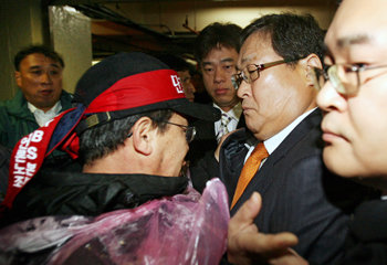 주차장 몸싸움 27일 오전 주차장 출구를 통해 본관에 들어선 정연주 KBS 사장(오른쪽)이 사무실로 향하다가 노조원들의 제지로 몸싸움이 벌어졌다. 노조원들은 정문으로 들어오지 못한 정 사장을 비난했다. 전영한 기자